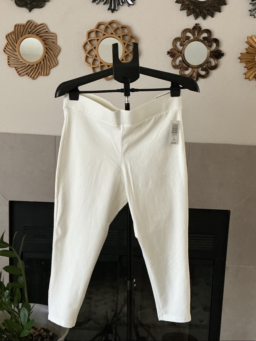 Torrid women’s Cloud Dancer crop leggings